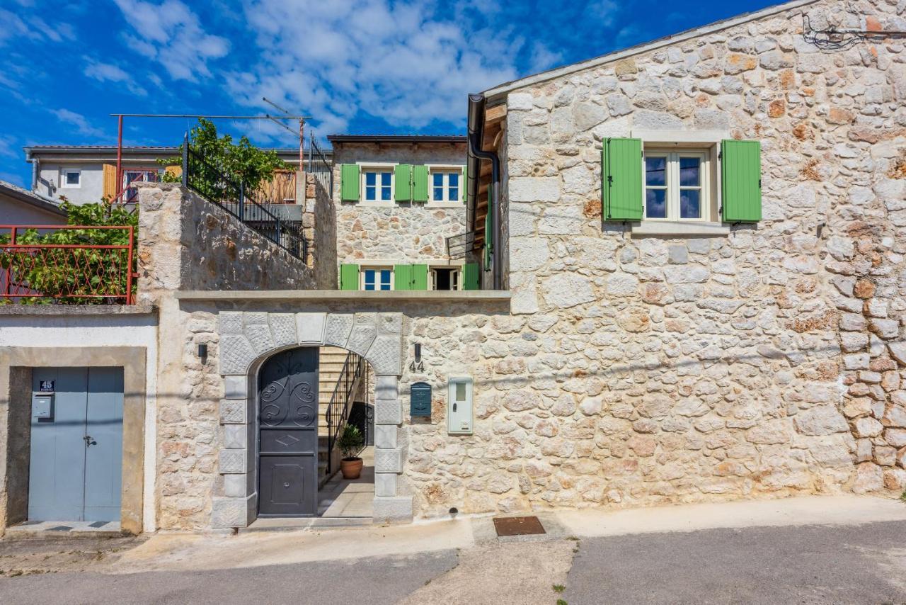 Stone Mavric