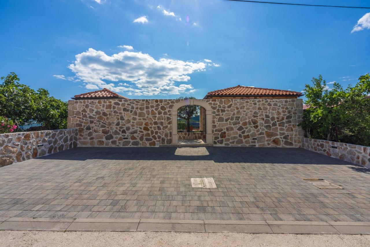 Stone Mavric