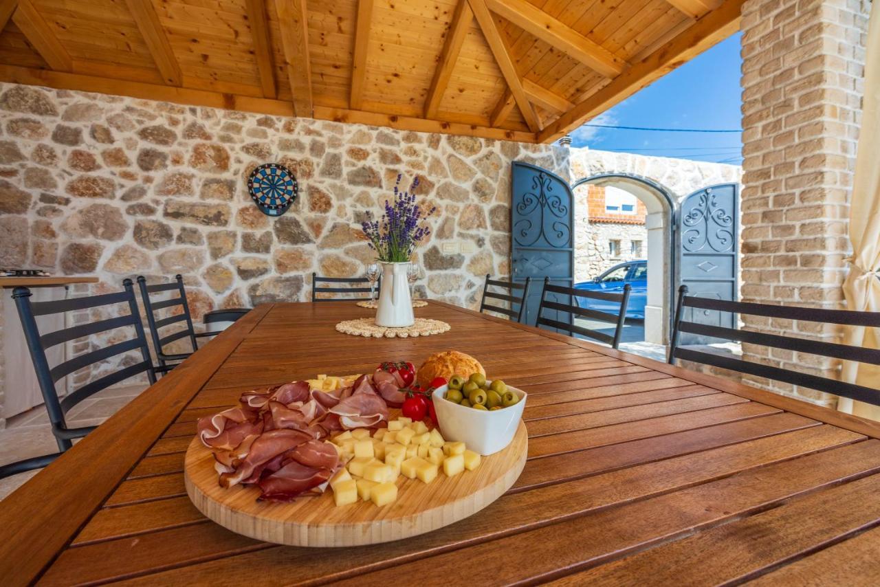Stone Mavric Vila