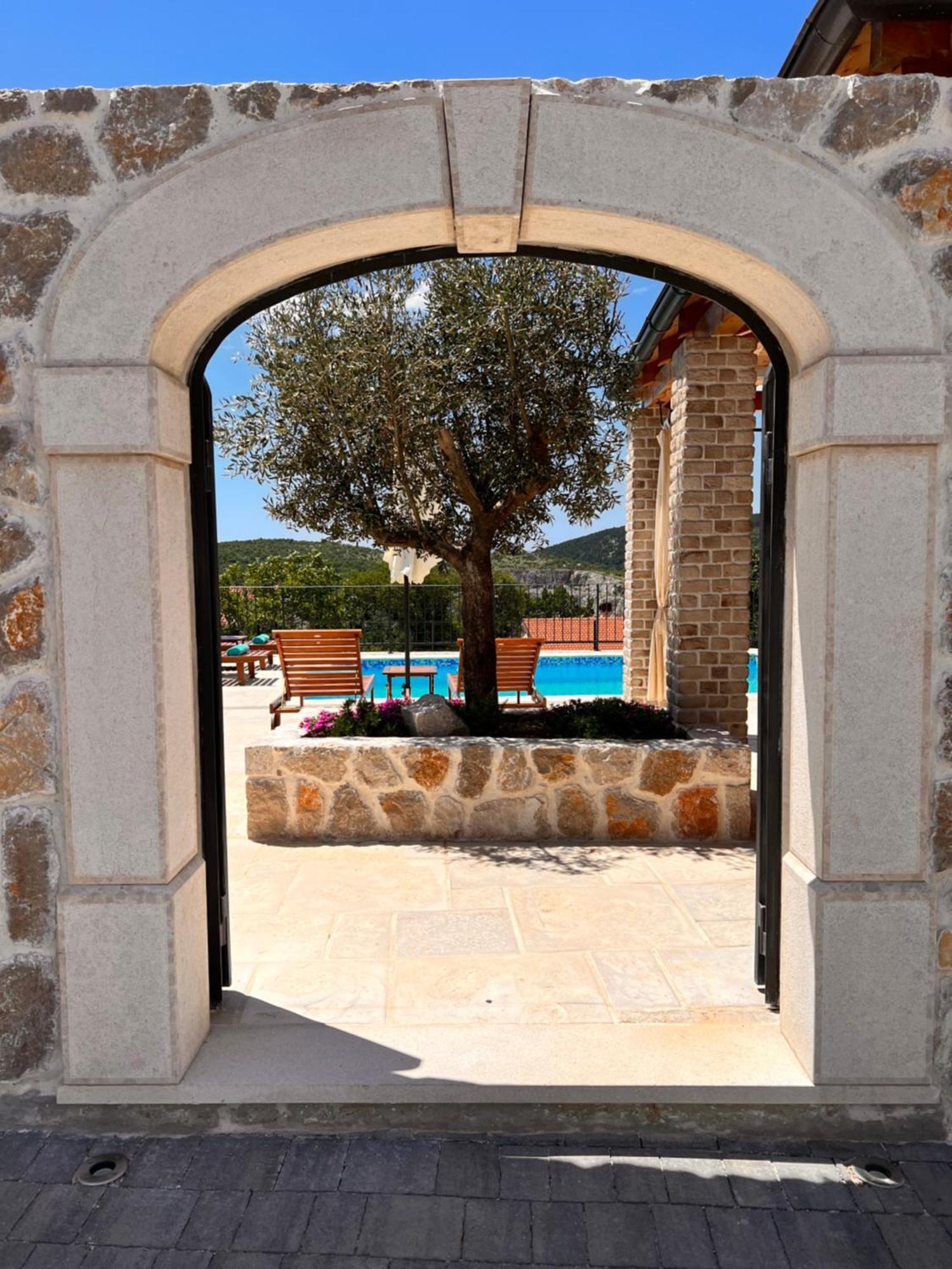 Vila Stone Mavric *